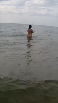 Bystig spansk tjej knullar på en strand medan du tittar