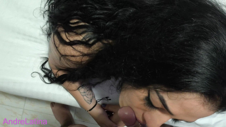 Gatita latina: Fundul ăla mare îl face să ejaculeze repede