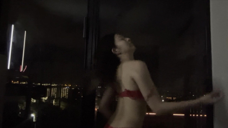 Felicity Azura: 빨간 새틴의 핫한 아시아