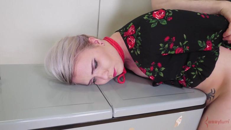 Assylum & Slavemouth: 少女在冰淇淋摊上被粗暴肛交和撒尿惩罚，并吞下淫荡的肛交奶油派