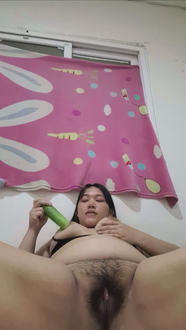 OhmeTmy: Ep 2 Riempio un cetriolo con un e giocando sexy davanti...