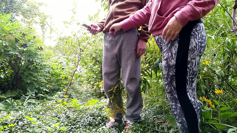 OurFetishLife: लेगिंग पहनी मस्त गांड वाली चोदने लायक मम्मी ने मुझे प्रकृति में पेशाब करने में मदद की