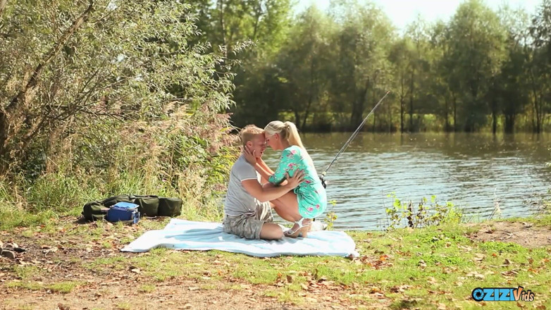 Zizi Vids: Tell Your Girlfriend You Love Her with a Romantic Outdoor...