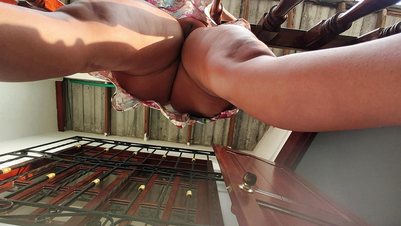 SENSESEX: Sotto la gonna del modello di webcam