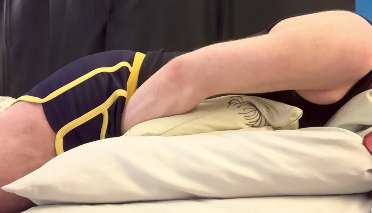 C-Spot: 발정난 Cspot 그리고 이어버드에서 포르노를 보고 큰 오르가즘을 느끼는