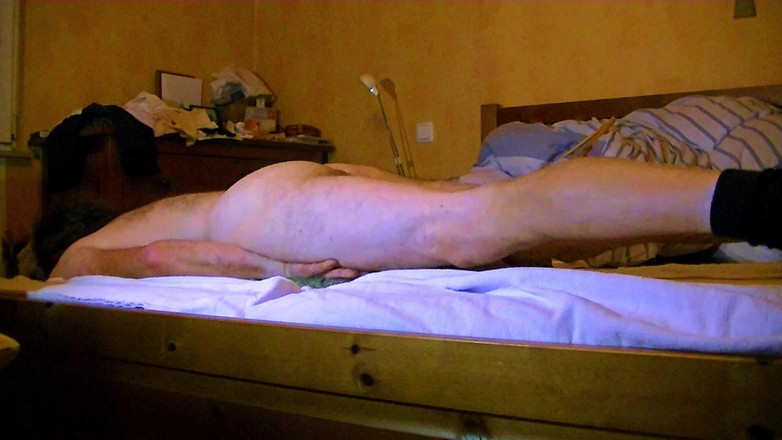 Mark Hannes: Masturbazione a letto nudo con la gobba