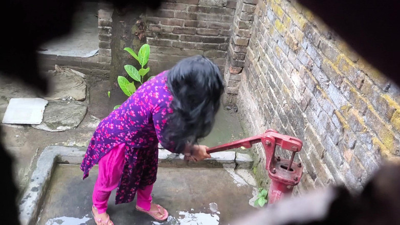 SAFI TV: Я вижу, как моя сводная тетушка и мой сводный дядя принимают ванну