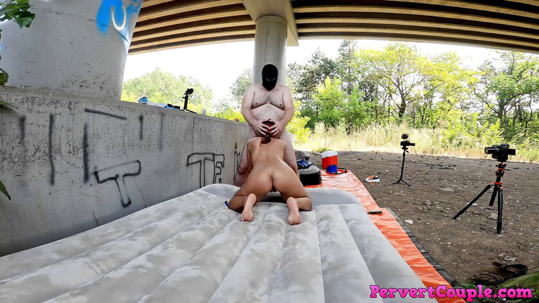 Pervert Couple: Ele está fodendo minha boca e buceta ao ar livre