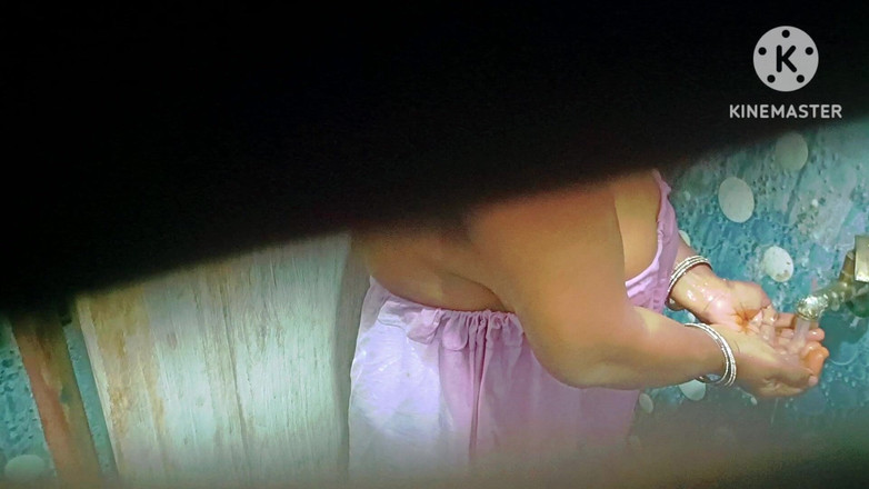 Sweethoneybgl: 배다른 오빠에게 목욕하고 유혹하는 거유 소녀