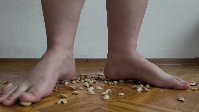 Your QueenXoXo: 130kg Woman Walking on Pistachio Shells - Crunching Sounds