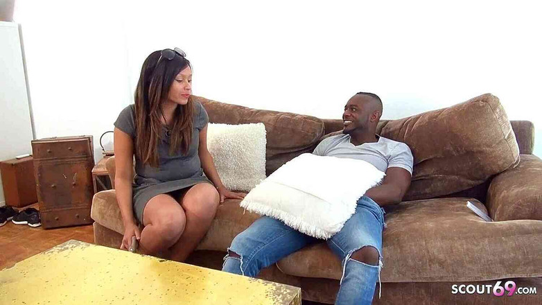 Full porn collection: Mẹ kế da nâu bắt gặp con trai kế da đen...
