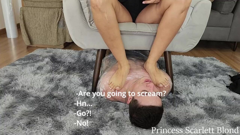 Queen Lytta ballbusting and cum lick: Prinsessan Scarlett Blond - Sexig hämnd - Scarlett Bondage Kollega och får...