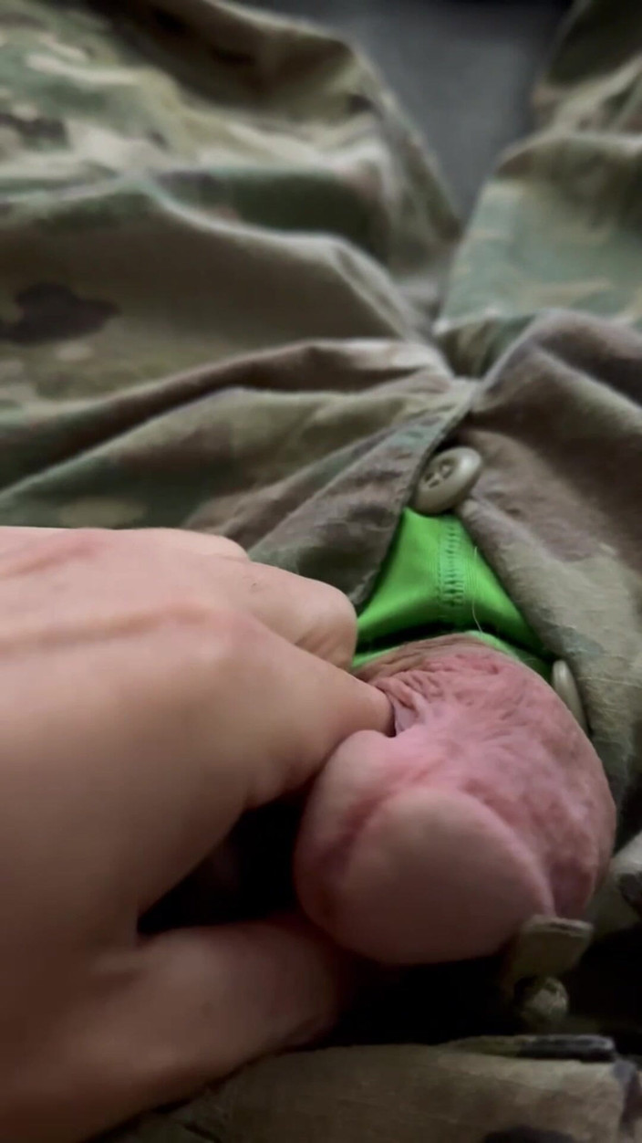 Gay Soldier Stuff: Geile soldaat trekt zich af in uniform voordat ze aan...