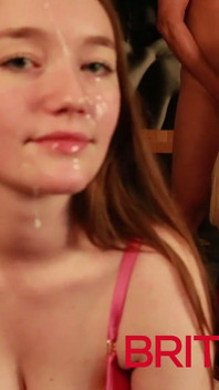 สาวอายุ 18 ปี กับคุณแม่เลี้ยงดูดควยผู้ชายทั้งห้อง