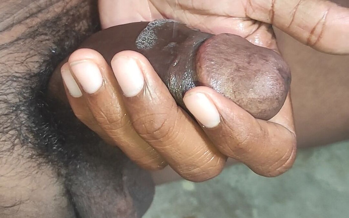 Prashi14333: Bbc se corre muy duro en cuarto de baño