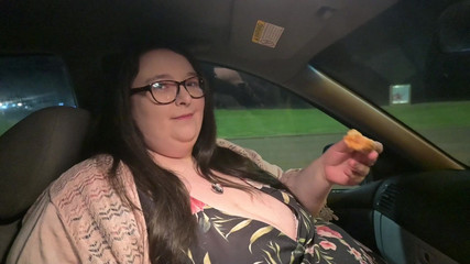 SSBBWLadyBrads: Deniz kenarında çörek yiyor