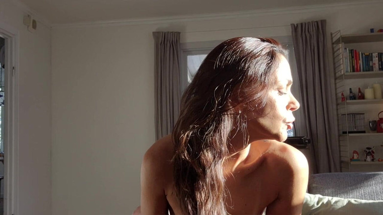 LoveAndRopes: Calda Moglie Mostra Il Suo Culo Fantastico E Fa Un...