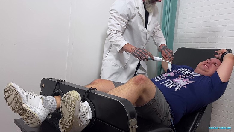 Ticklish Chubs: Verrückte wissenschaftlerin leckt Rick!