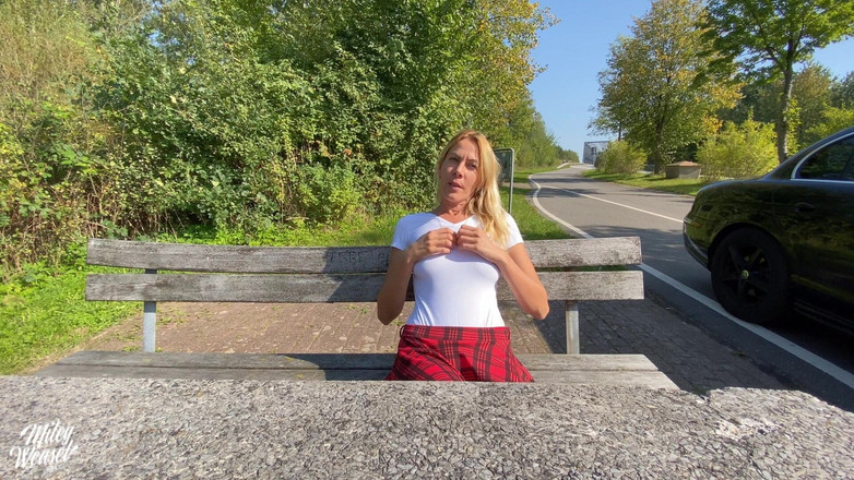 Miley Weasel: Rubia lo consigue públicamente en el área de descanso