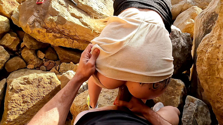 MaskCouple: Neuken op het strand - poesje druipt van hard-on!
