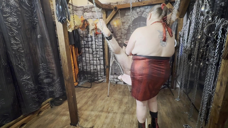 Aaexperiencesltd: Bagian 2:- cewek besar dihukum sama domina satana