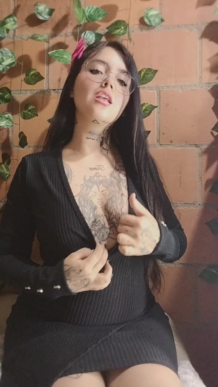 Dalyla: Secretara își atinge vaginul cu degetul