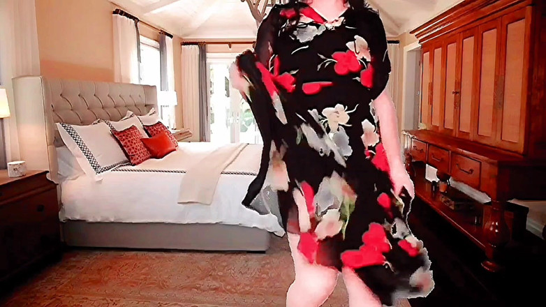 Kitty_Cross: Kompilace nevlastní sestra podvádí ve svém soukromém pokoji v červených mini...