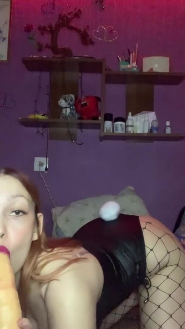Your Sexy GF: Eine schöne schlampe in strümpfen lutscht einen dildo und sie...
