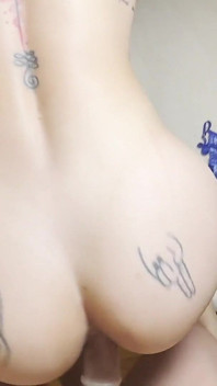La sexy Cami Noe juega consigo misma mientras miro