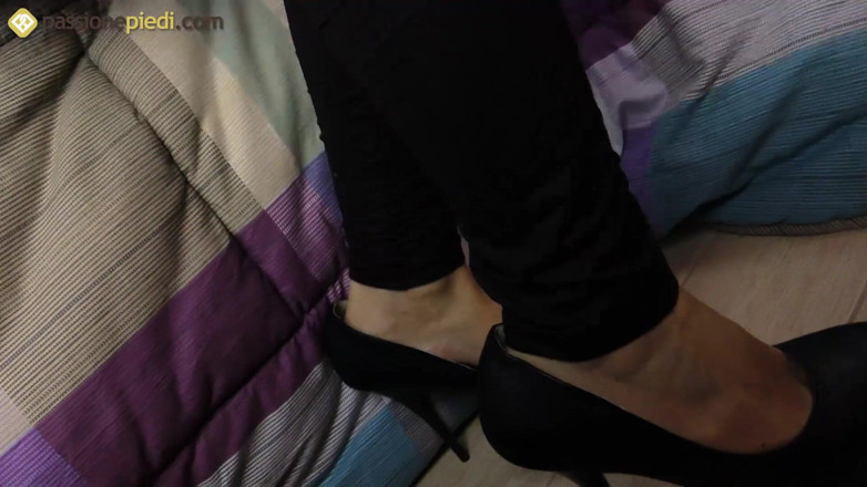 Foot Fetish HD: chiara, stunning goddess likes playing with her sexy feet