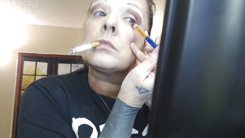 Abby Anna: Make-up, baumelnnder rauch