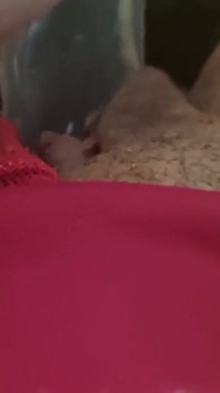 POV, un gode baise ma chatte rasée