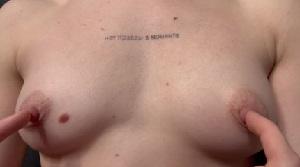Skinny_lady69: Primo piano gioca con i capezzoli