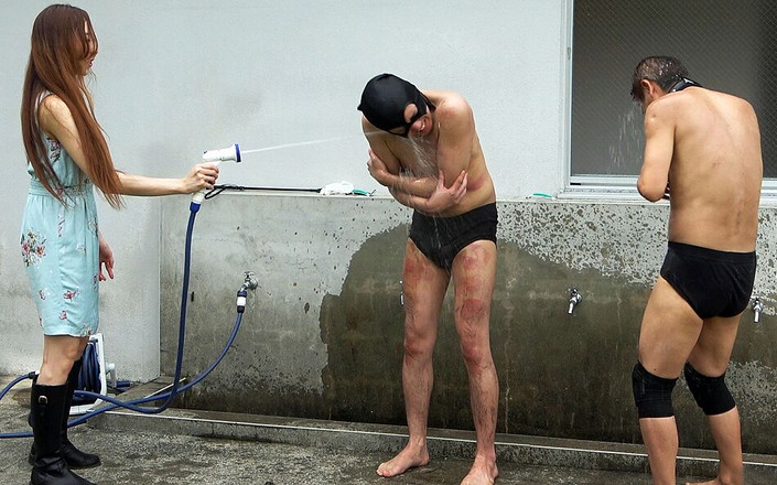 MistressLand: A jovem raspa as axilas dos escravos, pelos púbicos e...