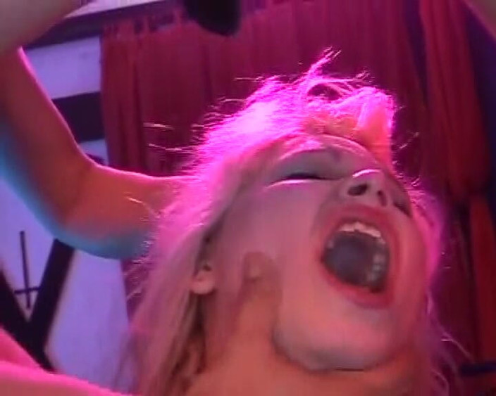 Deutsche XXX Filme: Sexy blonďatá německá holka jí mrdku po tvrdé BDSM trojce