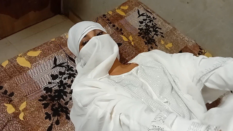 Dearshivani: Горячую мусульманскую крошку в белом хиджабе трахнул необрезанный хуй