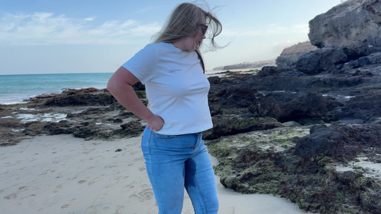 Emma Voyeur: Pipì in Jeans Attillati Sulla Spiaggia Pubblica