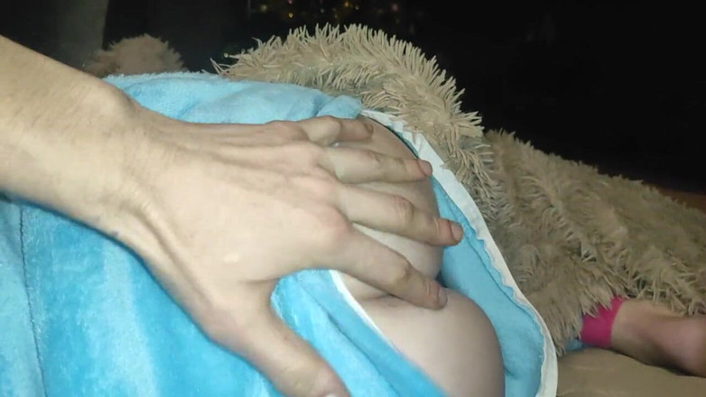 Taboo Room: यूनिकॉर्न पजामा पहनी छोटी राजकुमारी लंड चूसती है!