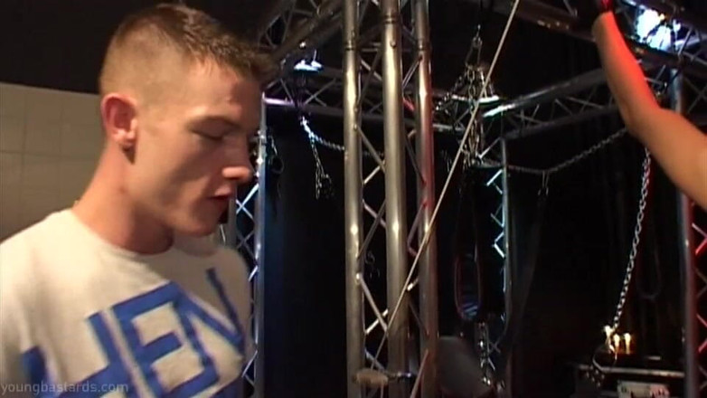 Young Bastards: Heißes wachs und schlinge