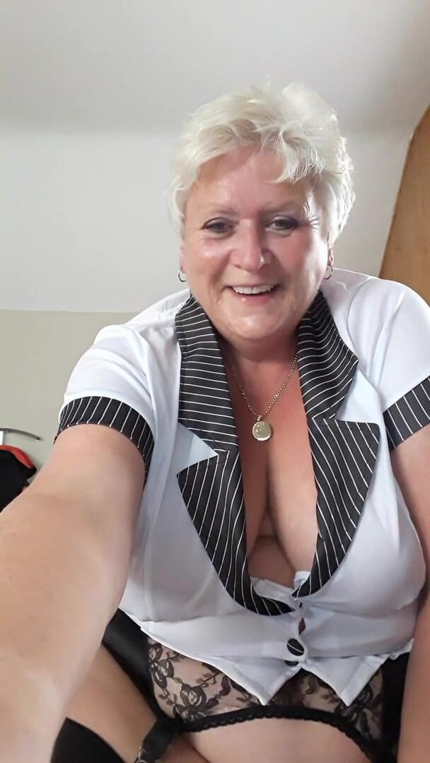 Uk Joolz: Webcam fun - Fucking that pussy of mine on cam