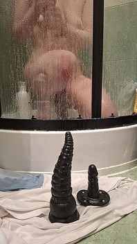 ディルドと自分自身をとても徹底的に洗います