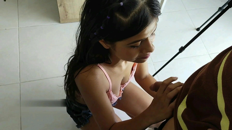 Britany: Pożerał go całkowicie, śliniąc się bogato, aż eksplodował - porno w języku...