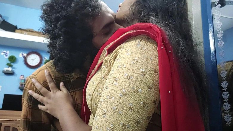 Vaishnavysharunraj: Roodharige half Saree Navel likt romantiek