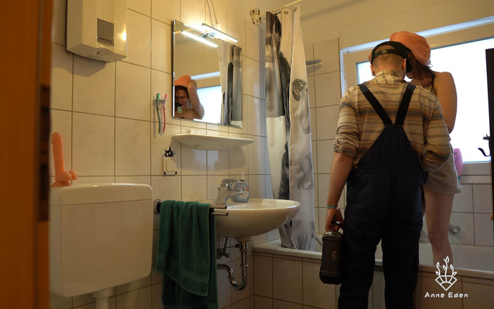 Anne Eden: Un plombier pervers veut baiser !