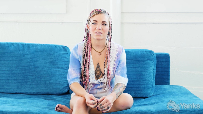 Yanks: Pixie Lehaj natłuszcza swoją cipkę