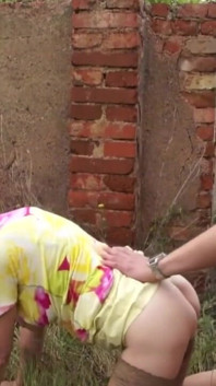 Procace vecchia cougar trova un giovane ragazzaccio da scopare
