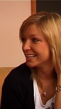 Nadržená blonďatá milfka se svůdně chystá na špinavou zábavu