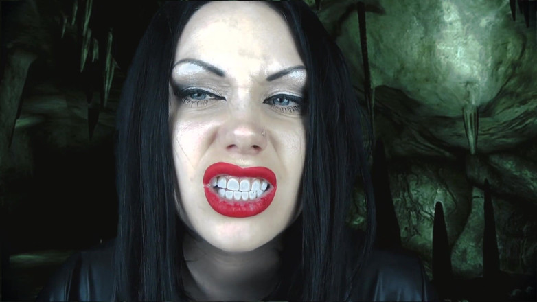 Goddess Misha Goldy: Hecha para masturbarse mientras una giganta describe cómo se comía...