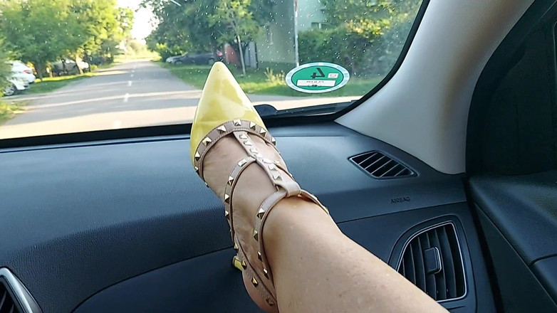 Step Mommy: 穿着短裙和高跟鞋的性感熟女在上班途中在出租车上自慰。第2部分