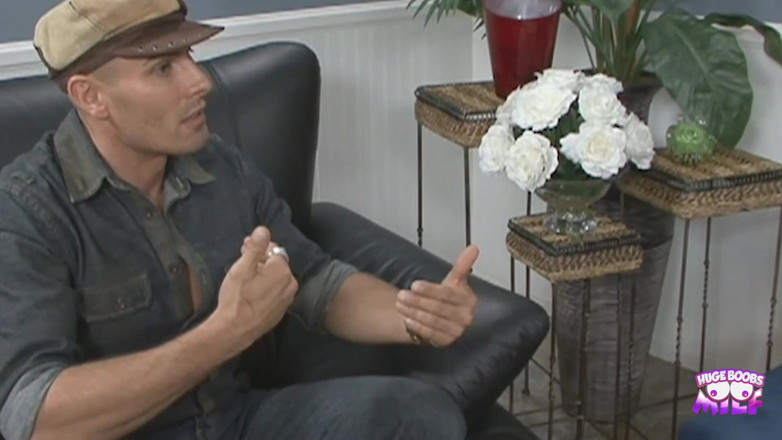 Huge Boobs MILF: Si blonde panas yang menjaringkan mahu seorang lelaki yang tidak...